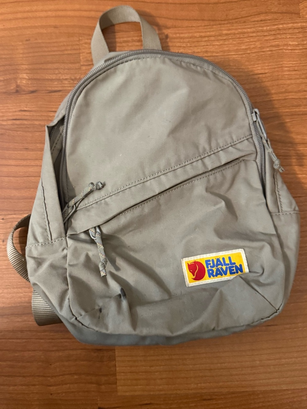 FJALLRAVEN Mini Backpack in Light Gray